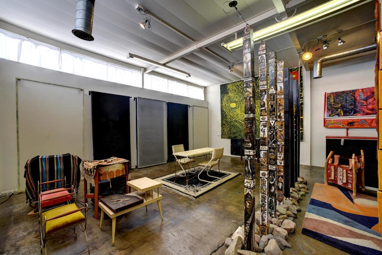 Space Castle: A 1950S Gas Station Transformed Into An Art Themed Wonderland ทรูธออร์คอนซีเควนเซส ภายนอก รูปภาพ