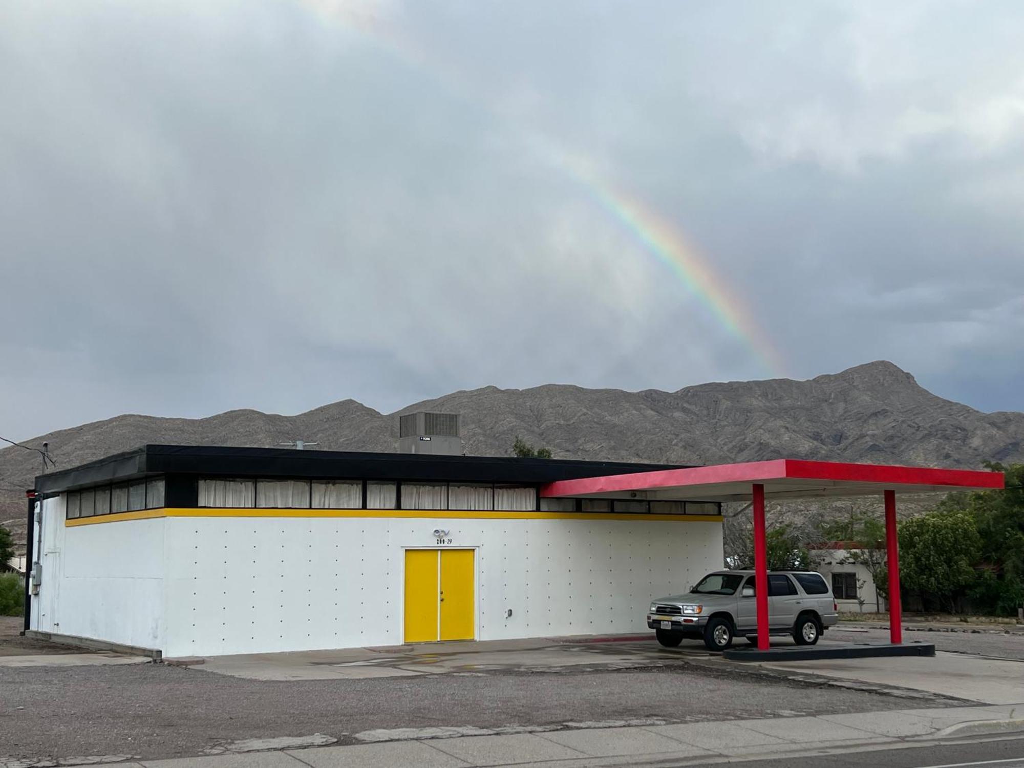 Space Castle: A 1950S Gas Station Transformed Into An Art Themed Wonderland ทรูธออร์คอนซีเควนเซส ภายนอก รูปภาพ
