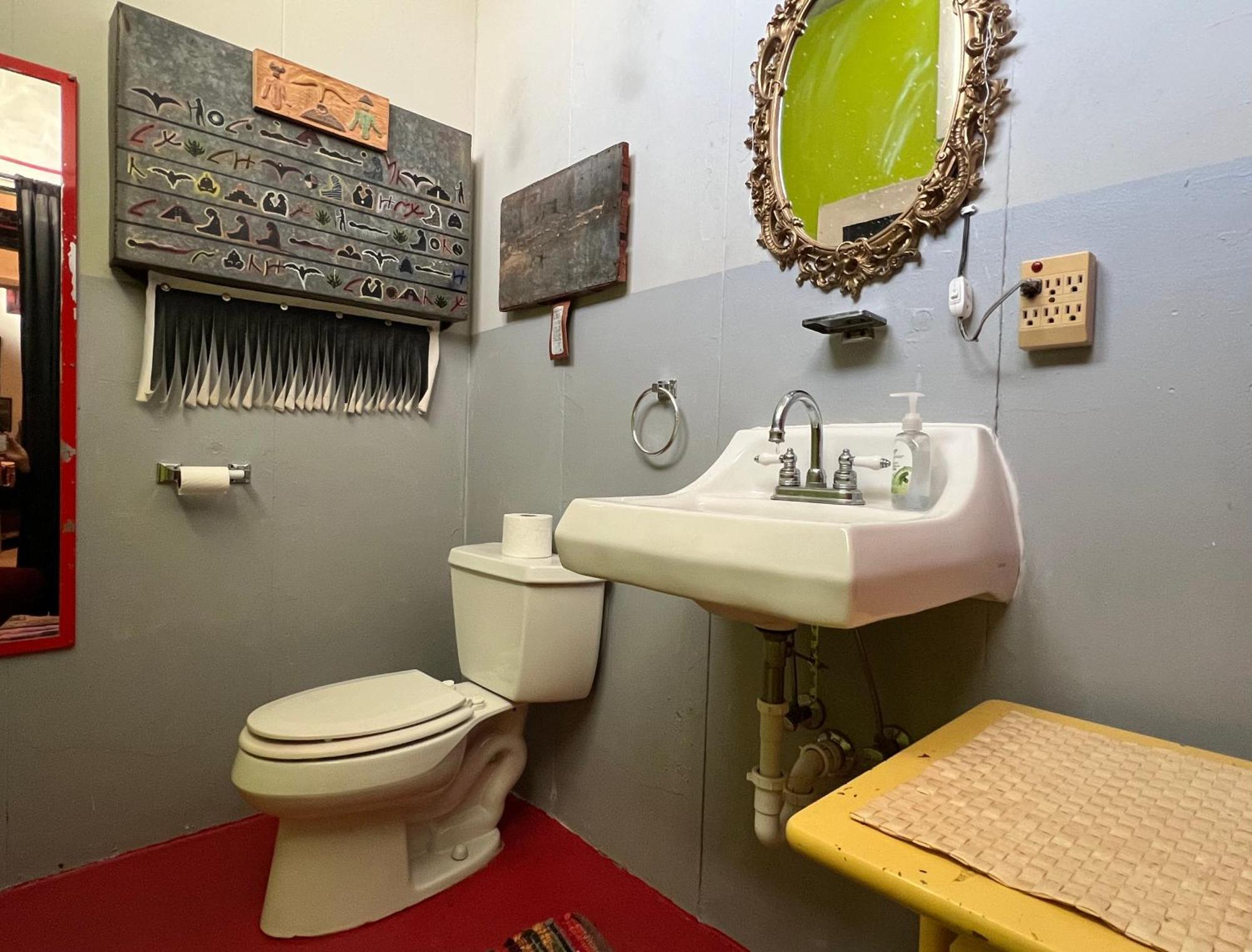 Space Castle: A 1950S Gas Station Transformed Into An Art Themed Wonderland ทรูธออร์คอนซีเควนเซส ภายนอก รูปภาพ